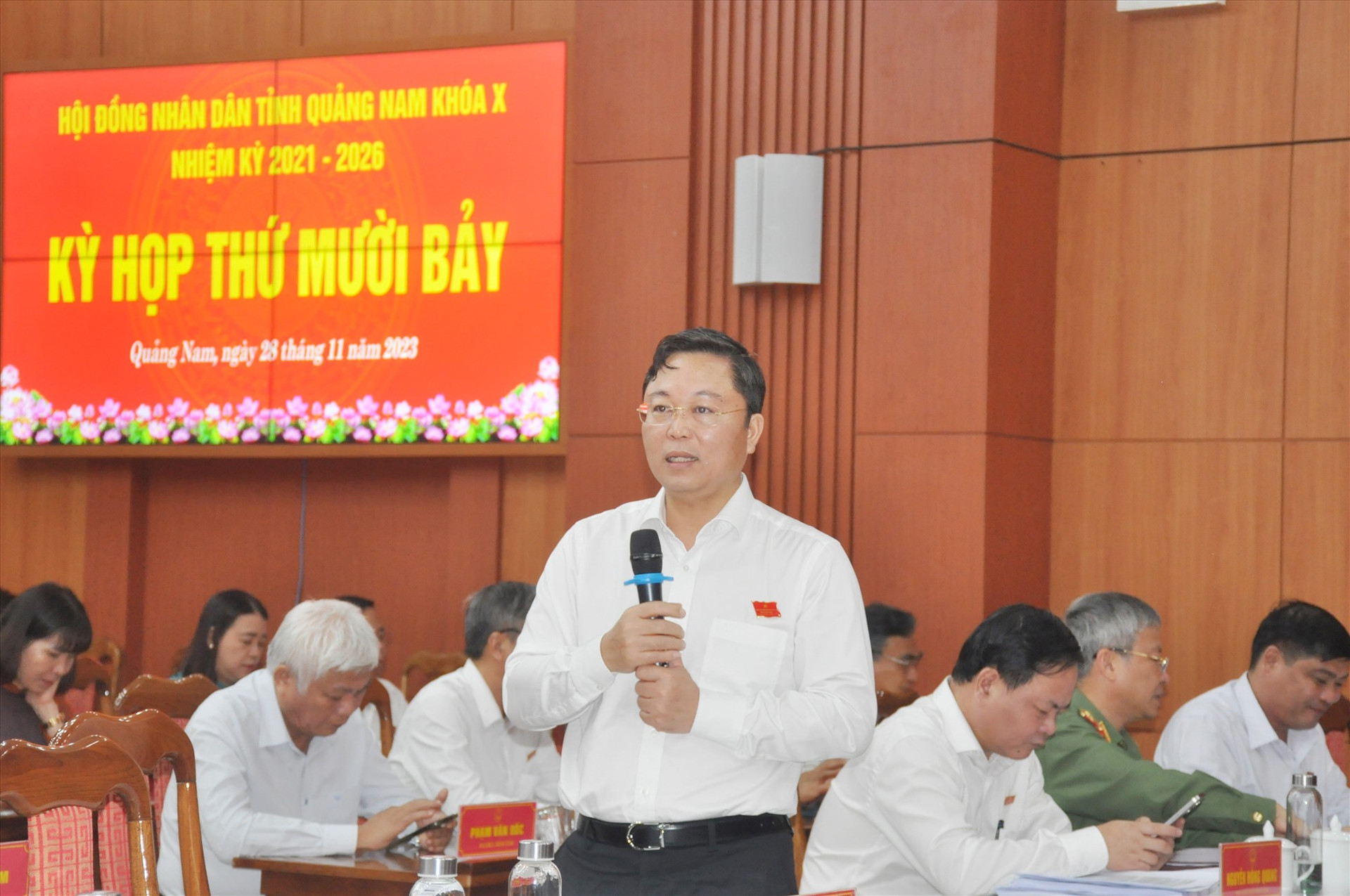 Chủ tịch UBND tỉnh Lê Trí Thanh giải trình các nội dung được đại biểu HĐND tỉnh quan tâm thảo luận tại Kỳ họp thứ 17. Ảnh: N.Đ