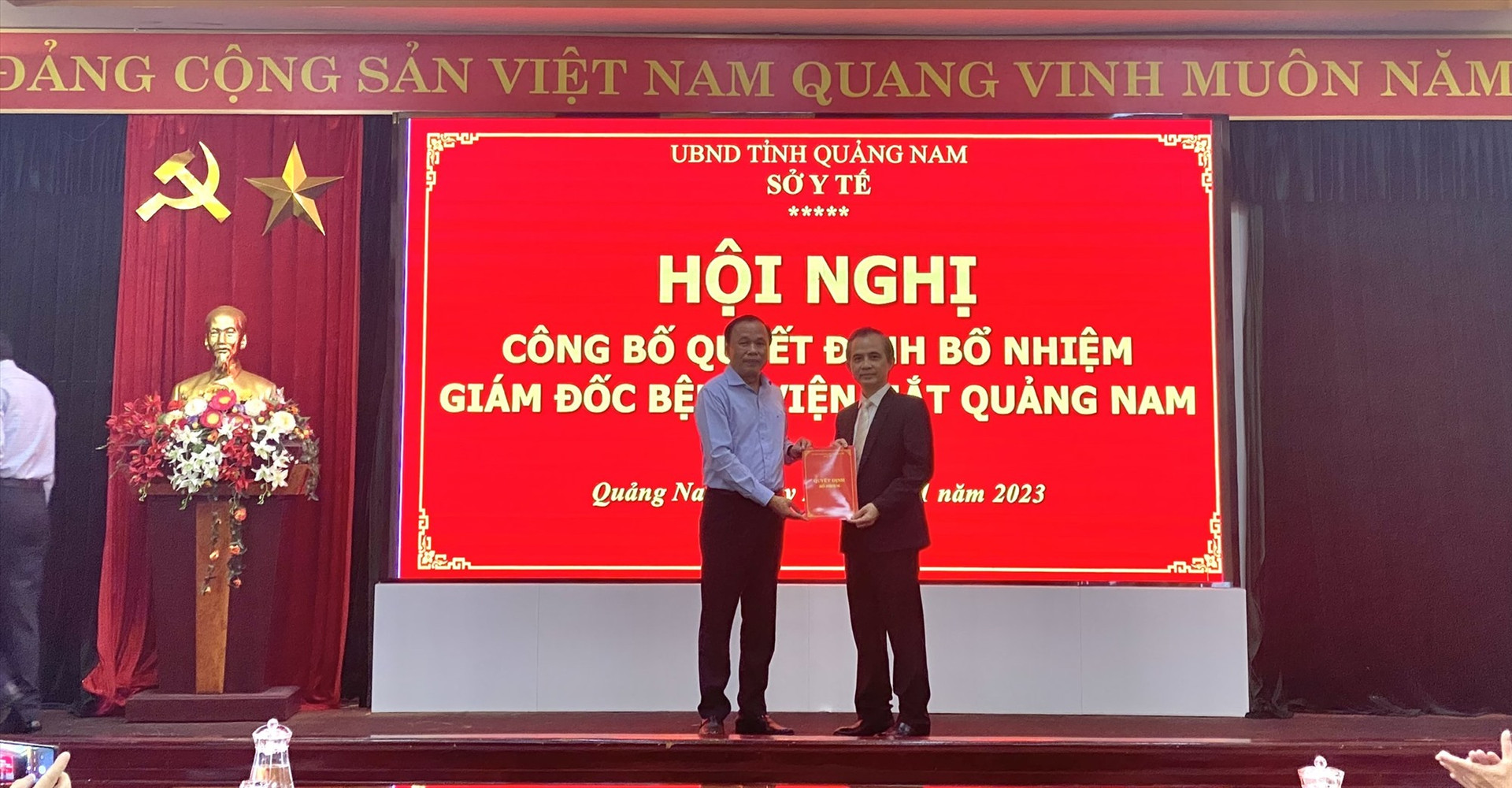 Ông Dương Ngọc Vinh được trao quyết định bổ nhiệm chức vụ Giám đốc Bệnh viện Mắt Quảng Nam. Ảnh: A.T