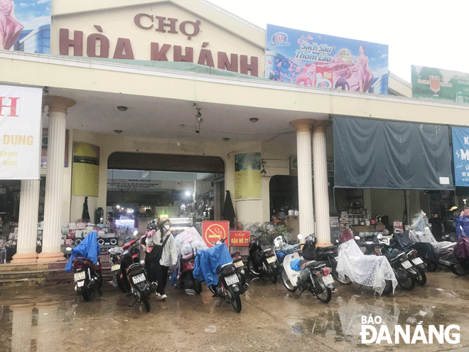 Tình trạng để xe máy lộn xộn trong khuôn viên chợ Hòa Khánh (quận Liên Chiểu). Ảnh: KHÁNH HUYỀN