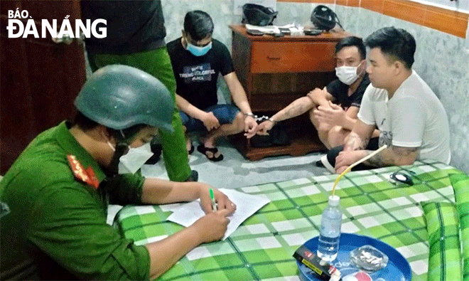 Công an quận Ngũ Hành Sơn bắt quả tang, xử lý nghiêm nhiều trường hợp sử dụng và tổ chức sử dụng ma túy tại các cơ sở kinh doanh có điều kiện. Ảnh: T.D