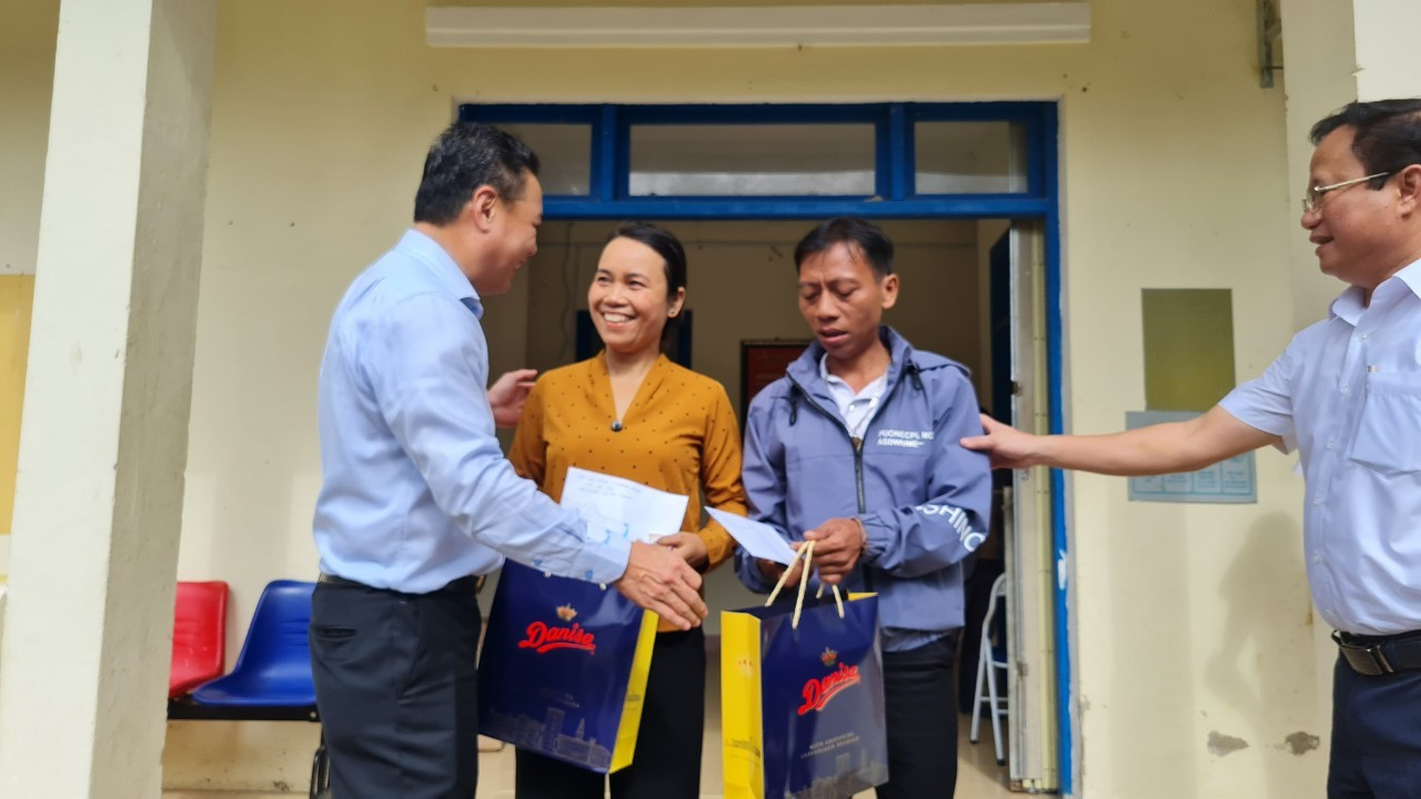 Thứ trưởng Lê Văn Thanh tặng quà 2 hộ nghèo. Ảnh: D.L