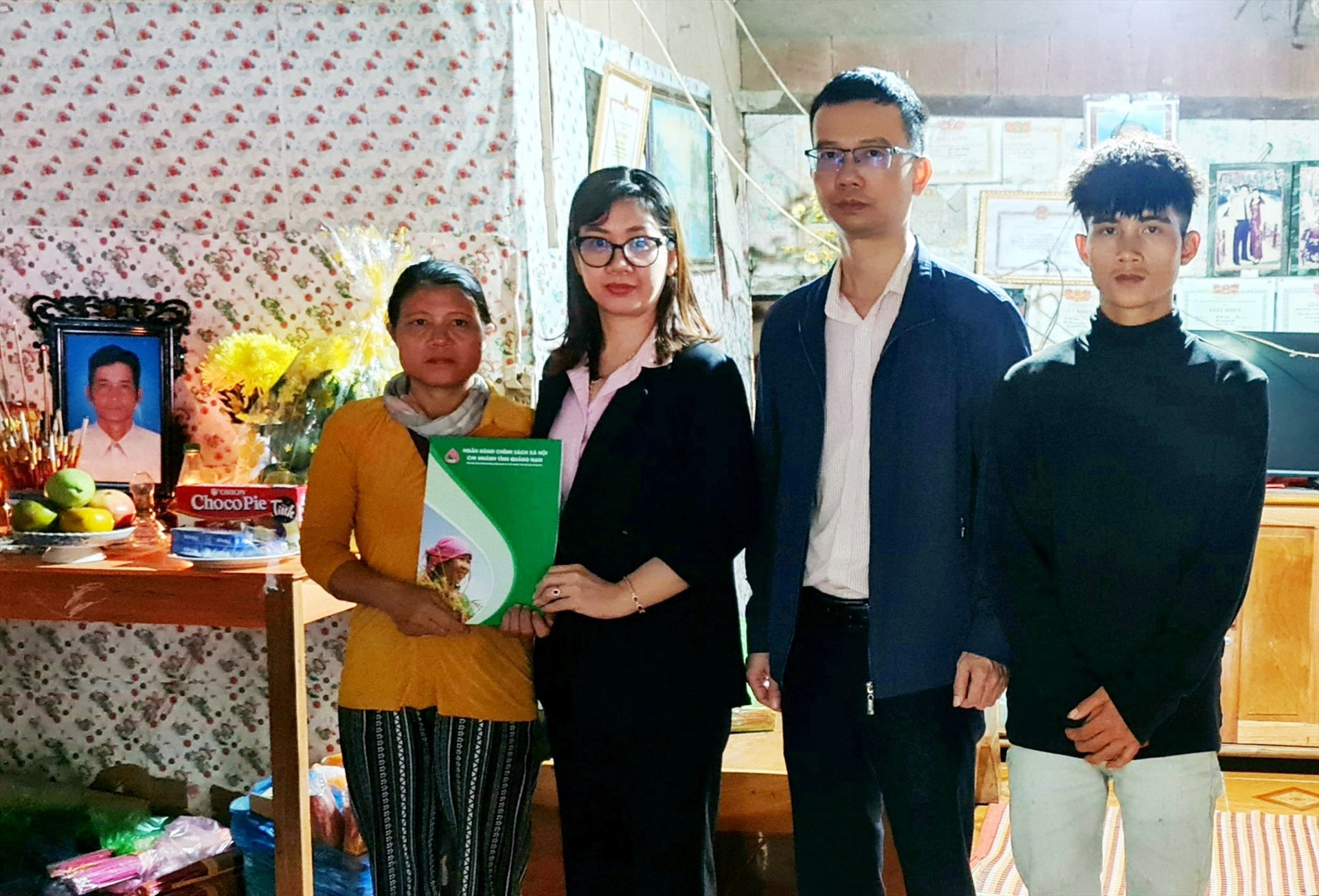 Bà Lê Thị Kim Anh – Phó Giám đốc, Chủ tịch công đoàn cơ sở Ngân hàng Chính sách xã hội tỉnh Quảng Nam thăm hỏi và trao quà hỗ trợ cho gia đình nạn nhân
