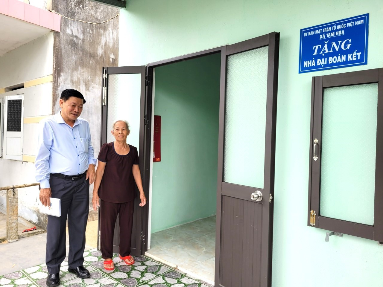 Lãnh đạo Ủy ban MTTQ Việt Nam tỉnh đến khảo sát, thăm hỏi một hộ gia đình được hỗ trợ xóa nhà tạm tại huyện Núi Thành. Ảnh: ĐÔNG ANH