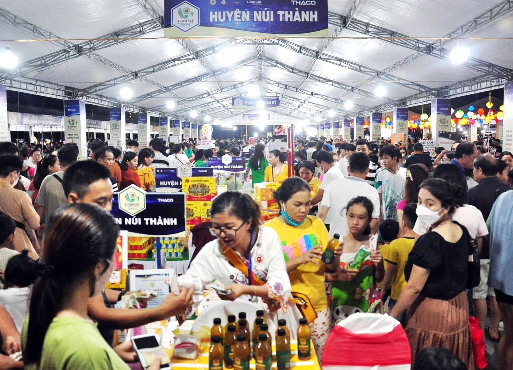Không gian trưng bày TechFest Quang Nam 2023 thu hút đông đảo người dân đến mua sắm. Ảnh: VINH ANH