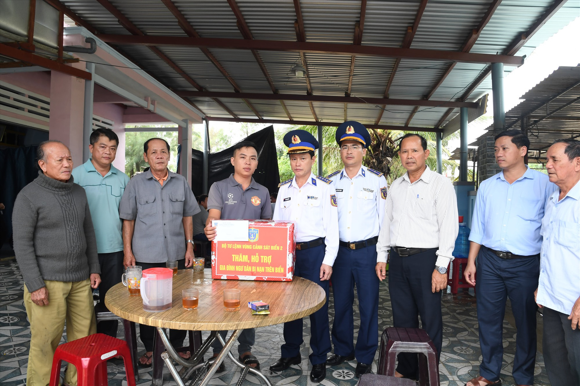 Đại diện Bộ Tư lệnh Vùng Cảnh sát biển 2 thăm, động viên gia đình ngư dân gặp nạn trên biển.