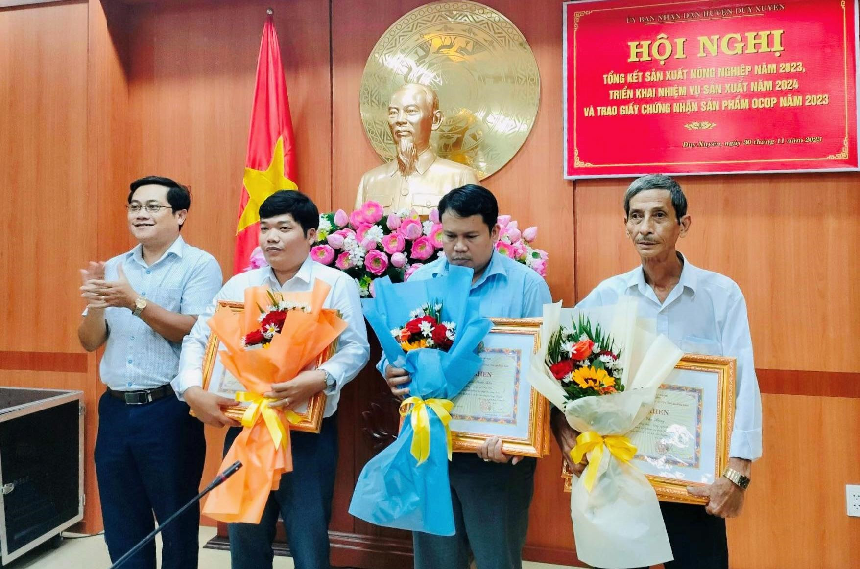 UBND huyện Duy Xuyên trao giấy chứng nhận sản phẩm OCOP 3 sao năm 2023 cho 5 sản phẩm của 5 chủ thể; khen thưởng 3 tập thể, 3 cá nhân hoàn thành xuất sắc nhiệm vụ công tác năm 2023.