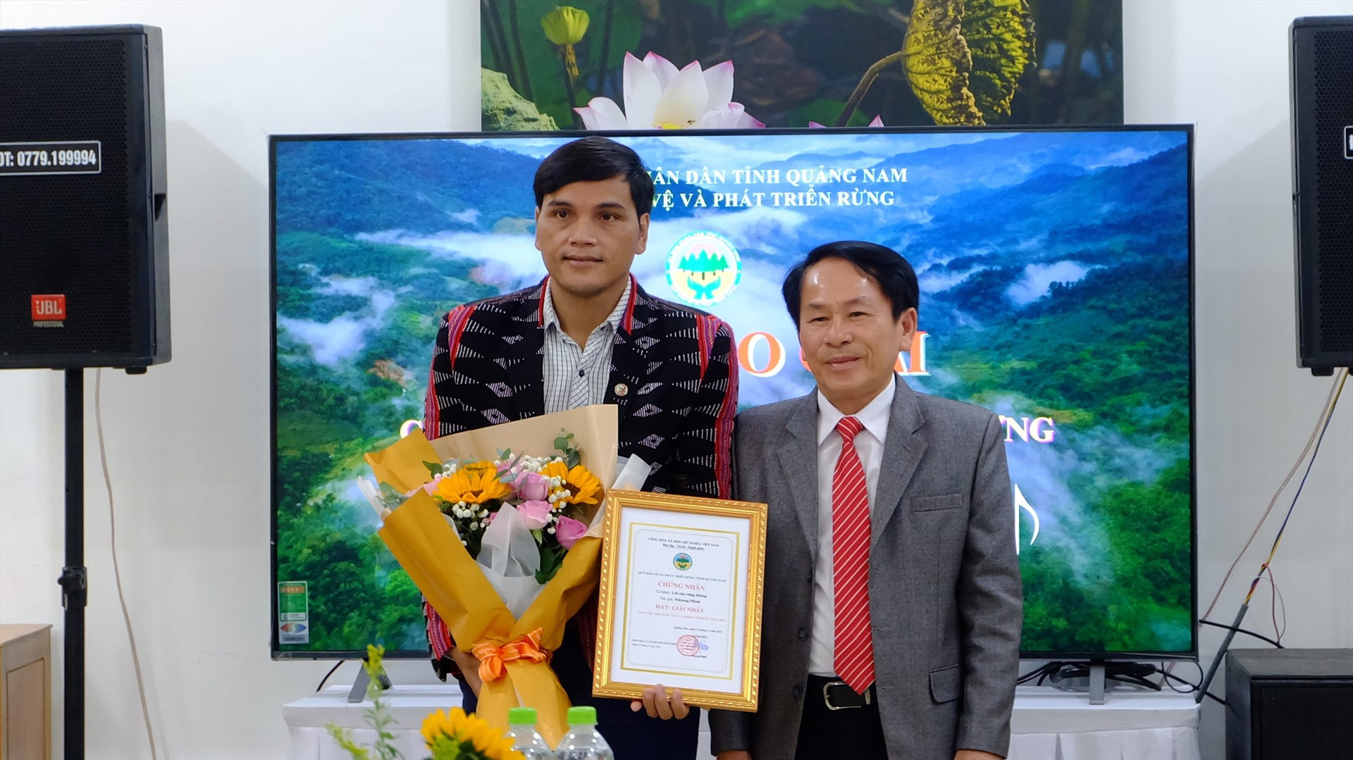Ban Tổ chức trao giải Nhất cuộc thi cho tác giả Pơloong Plênh. Ảnh: M.L