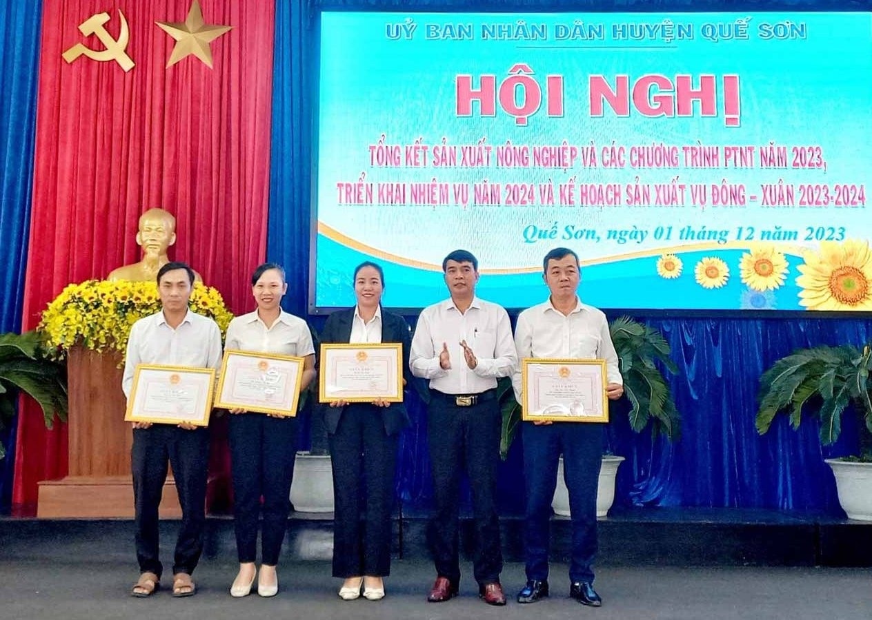 Khen thưởng cá nhân có thành tích tốt trong công tác nông nghiệp và phát triển nông thôn năm 2023. Ảnh: DUY THÁI