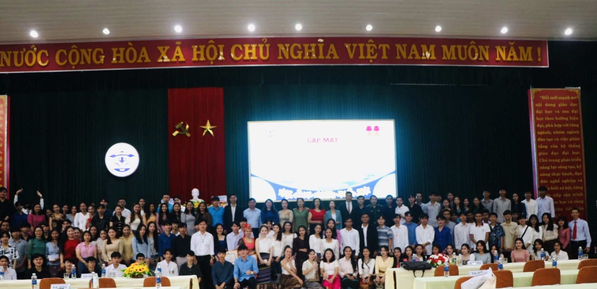 Lãnh đạo Trường Đại học Quảng Nam cùng lãnh đạo các sở, ban, ngành chụp hình lưu niệm cùng lưu học sinh Lào.