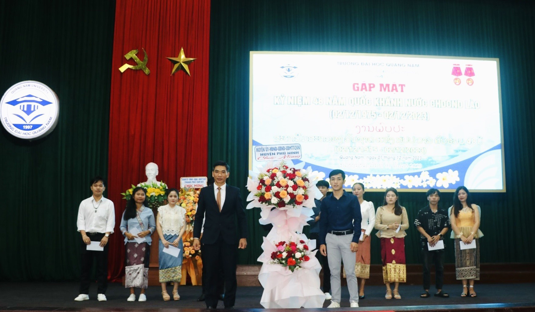 Lãnh đạo huyện Phú Ninh tặng hoa và học bổng cho lưu học sinh Lào .