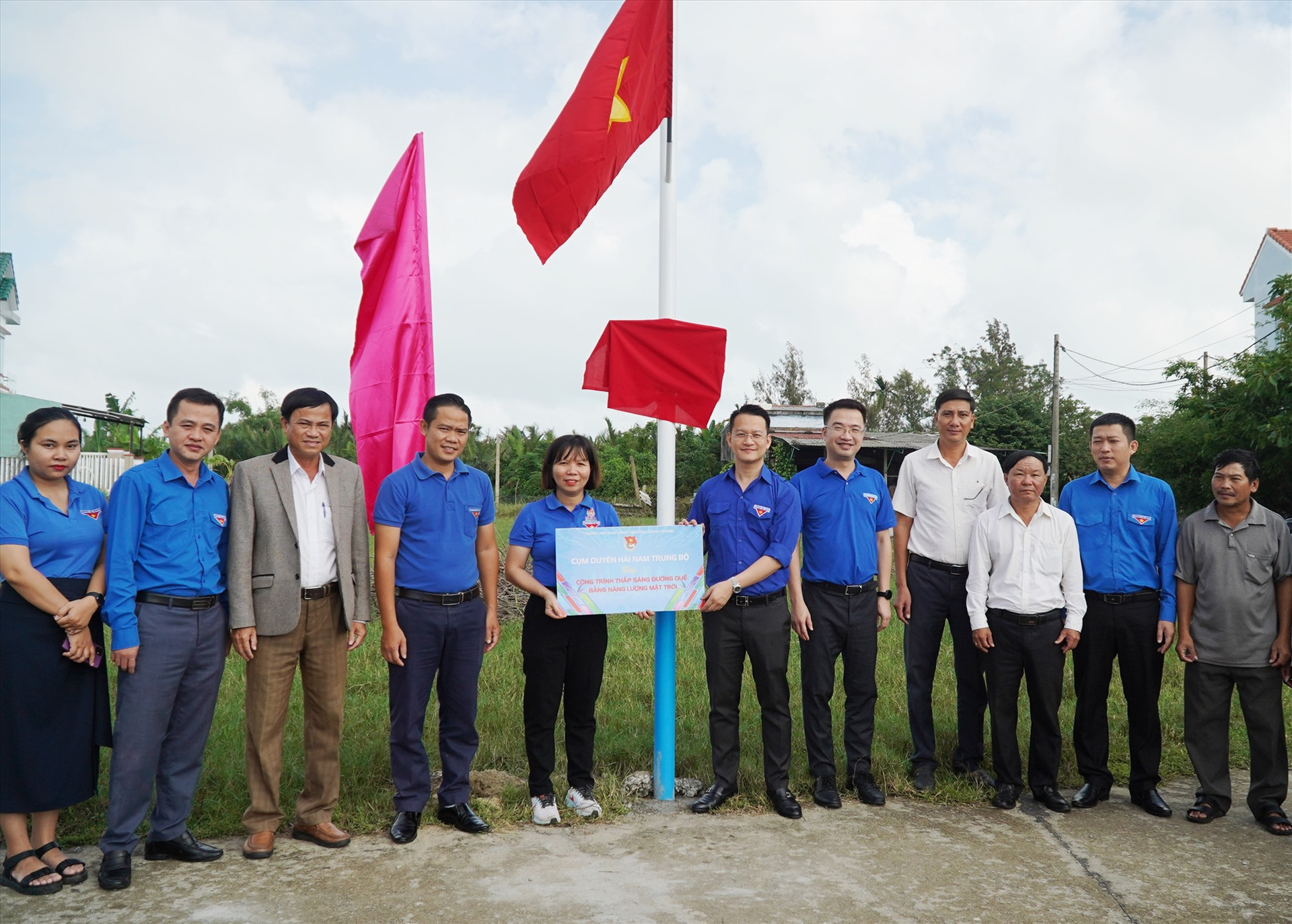 Đại diện các đơn vị Cụm Duyên hải Nam Trung bộ trao tặng bảng biểu trưng công trình Thắp sáng đường quê trị giá 30 triệu đồng.