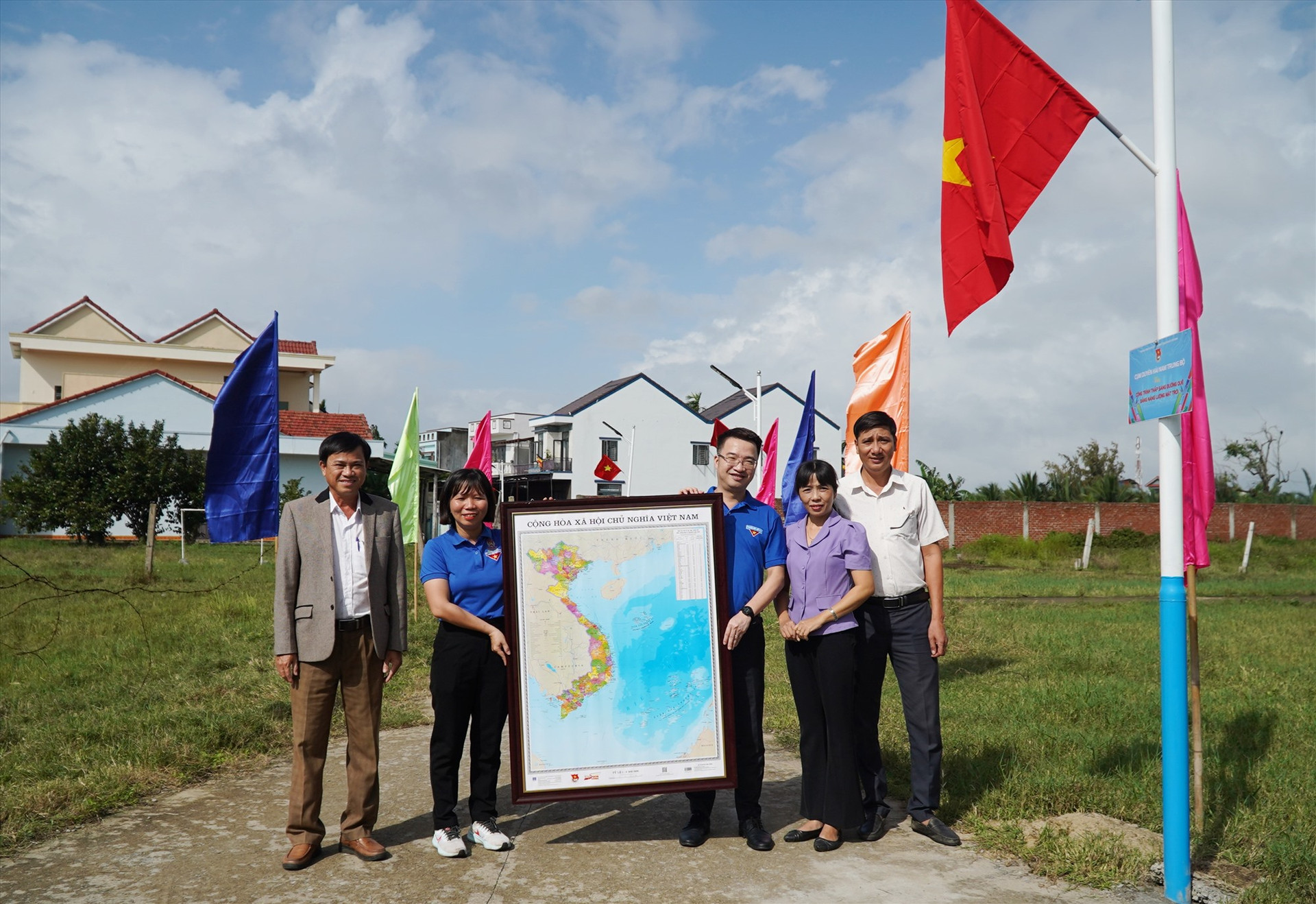 Tặng bản đồ Việt Nam hưởng ứng Cuộc vận động tự hào một giải non sôn