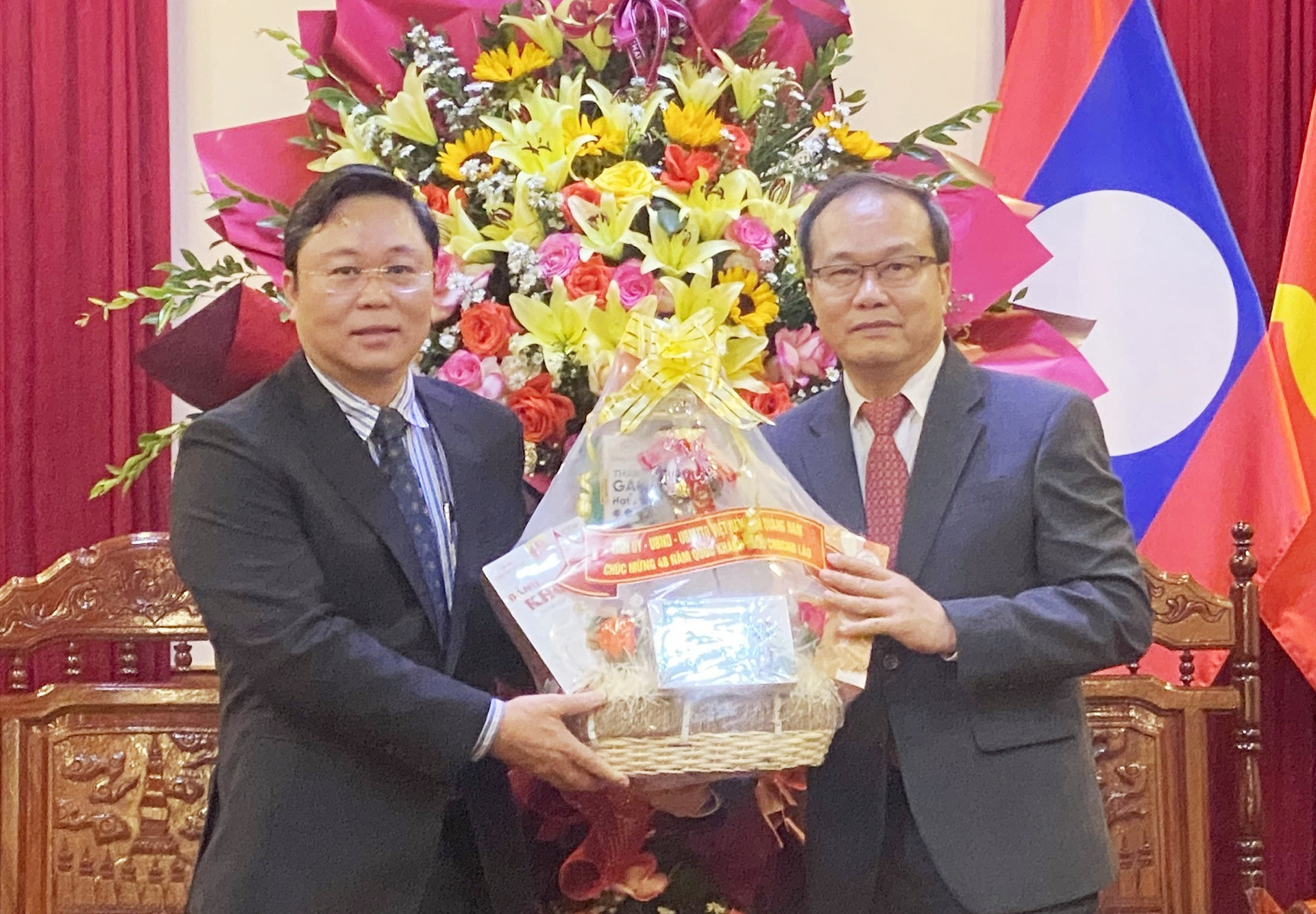 Chủ tịch UBND tỉnh Lê Trí Thanh tặng quà chúc mừng Quốc khánh Nước CH DCND Lào. Ảnh: V.L