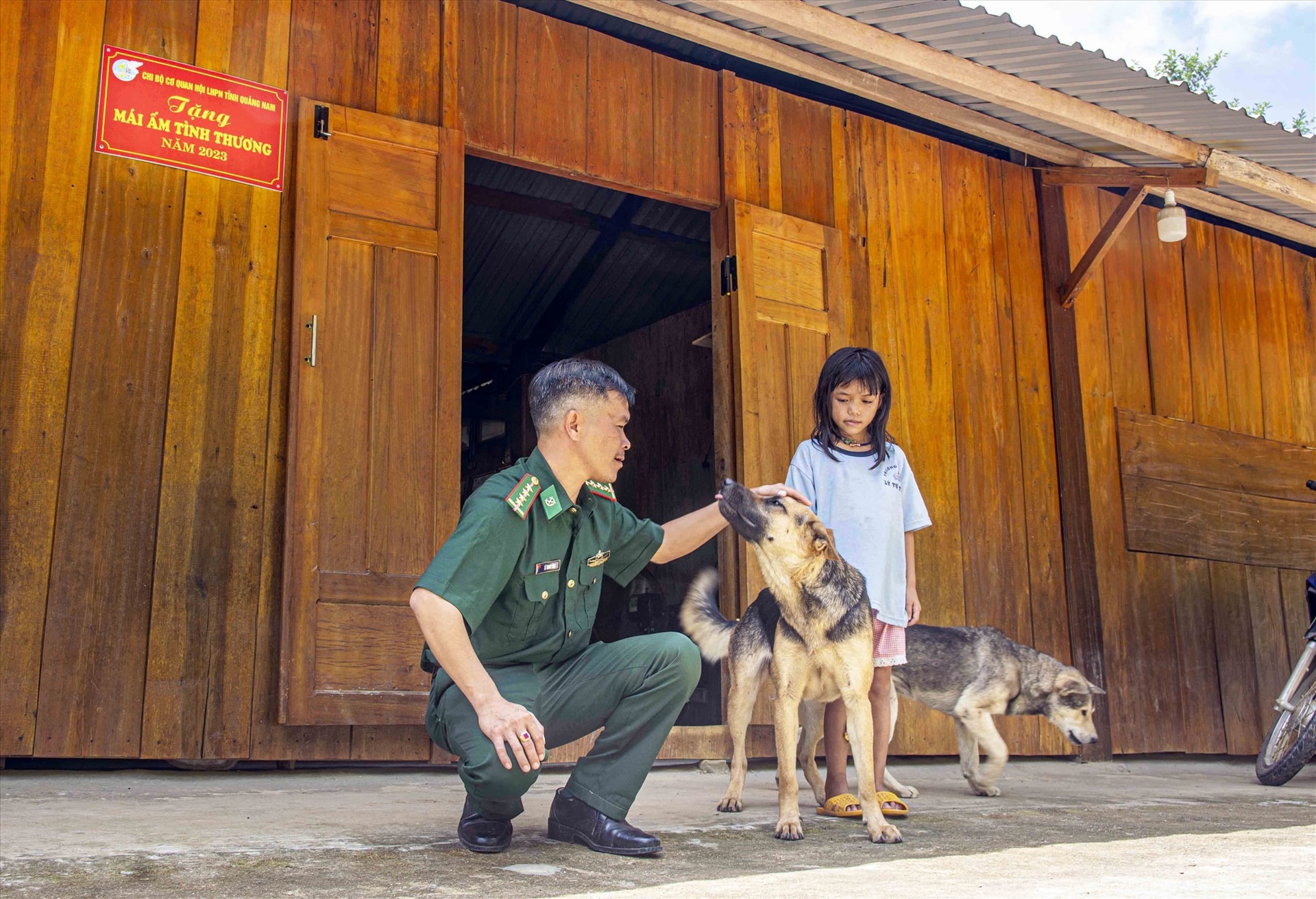 Đại úy Lê Thanh Vững với con chó Bẹc (bên trái) và con Sóc. Ảnh: VĂN CHƯƠNG