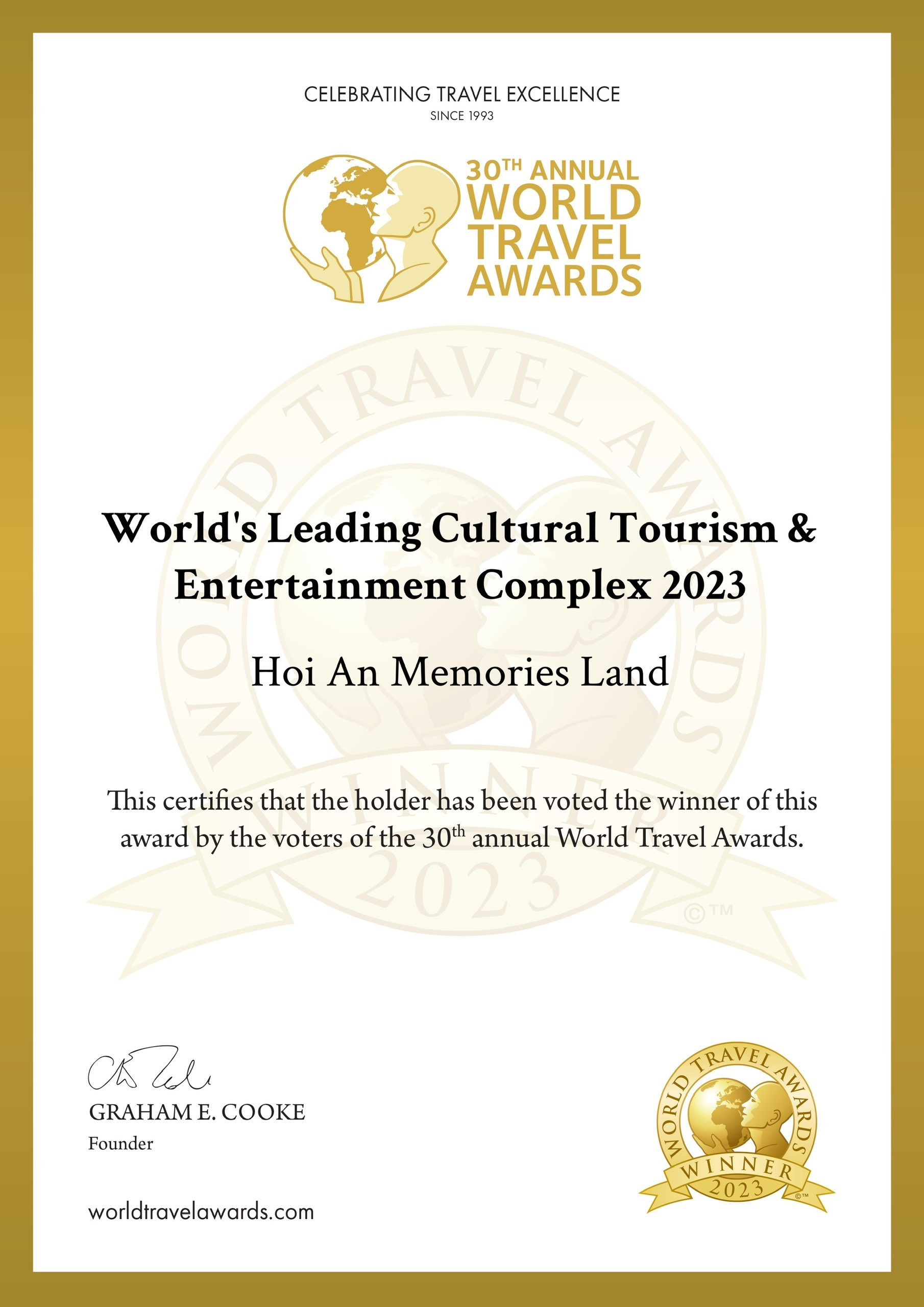 Chưng nhận vinh danh Đảo Ký Ức Hội An là “Tổ hợp du lịch văn hóa, giải trí hàng đầu thế giới 2023”. Ảnh: C.V