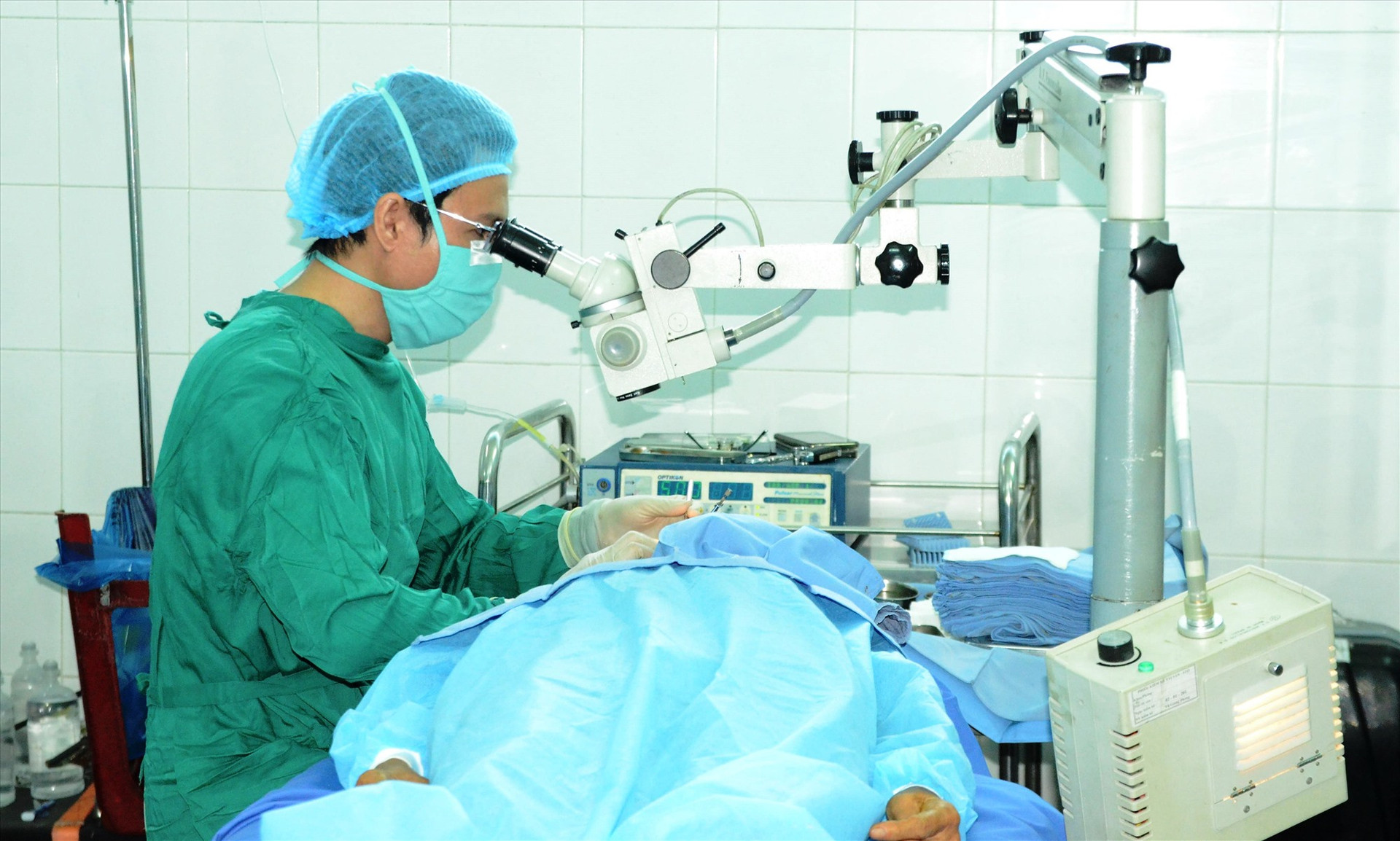 Bệnh nhân được mổ mắt bằng kỹ thuật phaco giúp rút ngắn thời gian phẫu thuật, không gây đau đớn, độ an toàn cao. Ảnh:N.HƯNG
