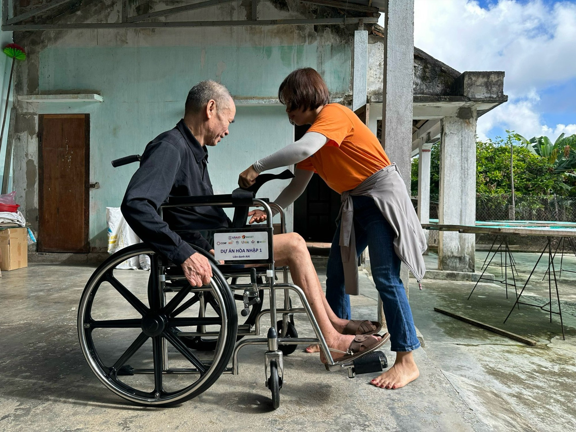 Người khuyết tật được hỗ trợ phục hồi chức năng. Ảnh: D.L