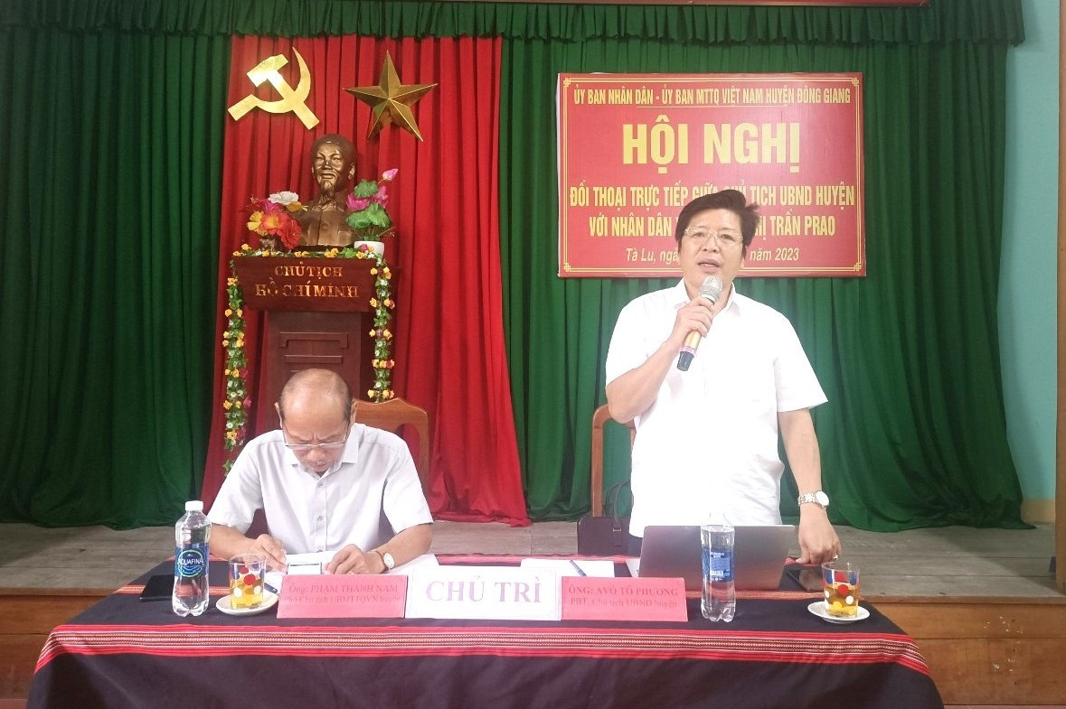 Chủ tịch UBND huyện - ông A Vô Tô Phương đối thoại với nhân dân, cán bộ xã Tà Lu và thị trấn Prao. Ảnh: ATING HÀN