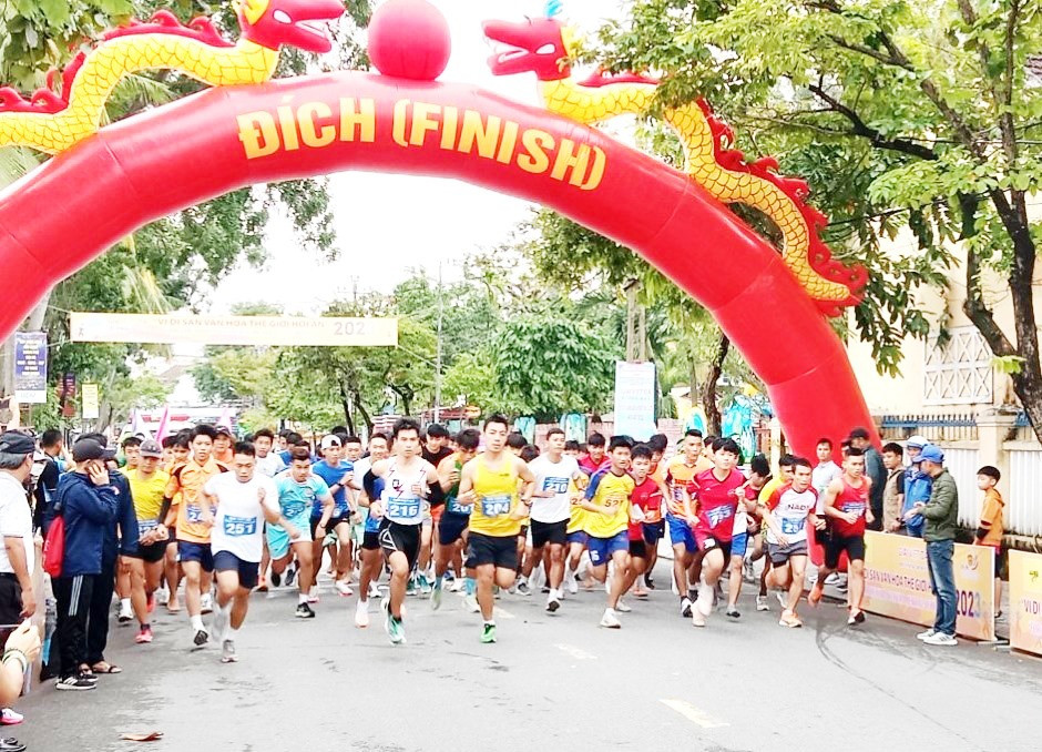 Giải việt dã thu hút gần 1.000 vận động viên tham gia”. Ảnh: Phan Sơn.