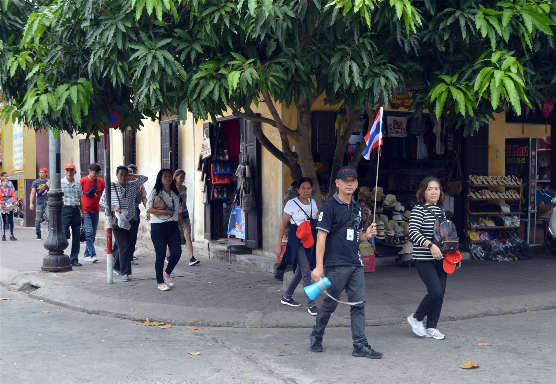 Khách Thái Lan tại Hội An. Ảnh: V.L