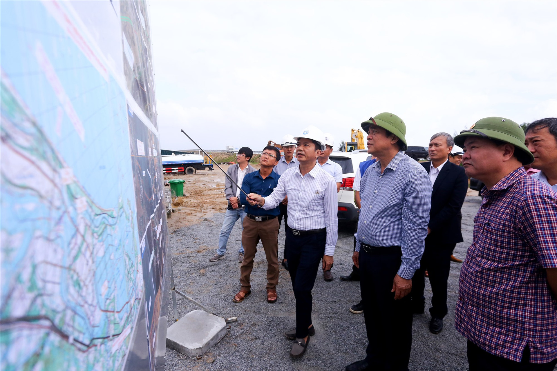 Bí thư Tỉnh ủy Phan Việt Cường kiểm tra thực địa dự án đường ven biển 129. Ảnh: T.C