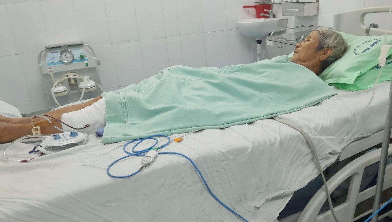 Ông Nguyễn Nhí đang điều trị tại Bệnh viện Đà Nẵng.    Ảnh: CTV