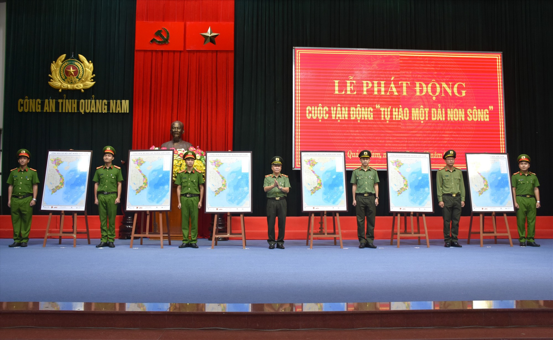 Giám đốc Công an tỉnh trao bản đồ Việt Nam cho đại diện các Ban chấp hành Đoàn cơ sở trực thuộc đại diện cho tuổi trẻ Công an tỉnh.