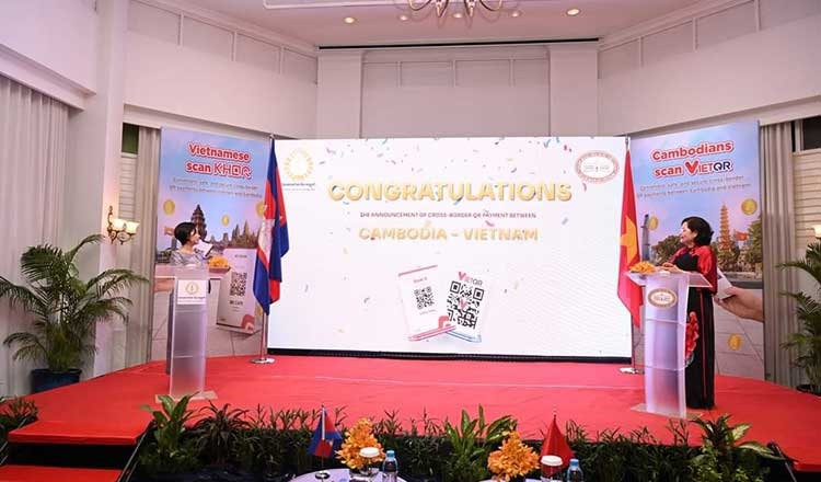 Chea Serey (trái), Thống đốc Ngân hàng Quốc gia Campuchia và Nguyễn Thị Hồng, Thống đốc Ngân hàng Nhà nước Việt Nam trong lễ ra mắt mã QR xuyên biên giới tại Siem Reap. NBC