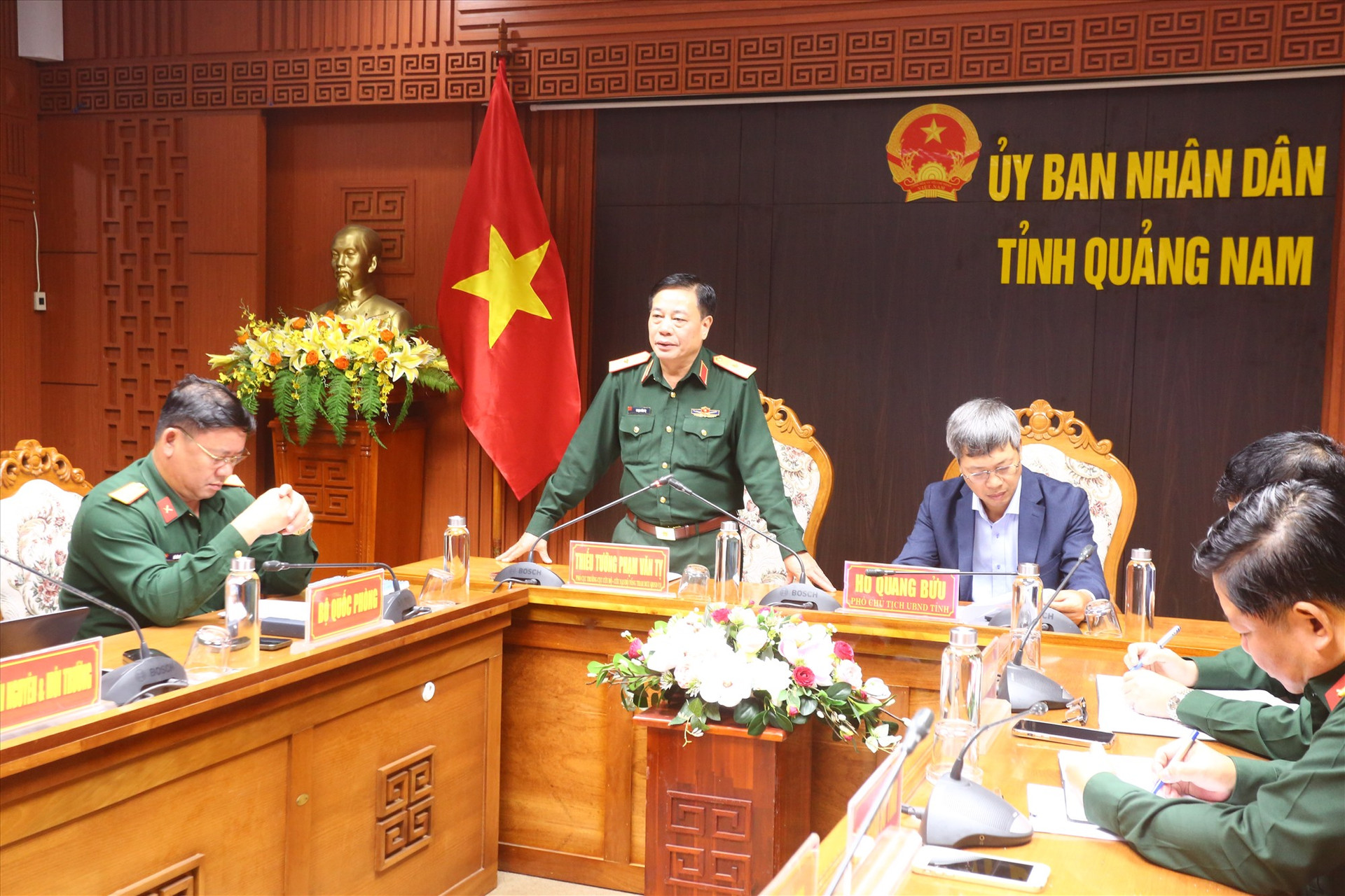 Thiếu tướng Phạm Văn Tỵ yêu cầu phải tính toán kỹ lưỡng để ứng phó và tạo điều kiện cho chủ tàu lai dắt tàu ra khỏi khu vực.