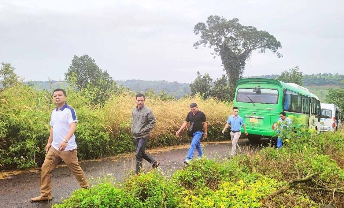 Đoàn công tác của huyện Đông Giang đi tham quan, học tập kinh nghiệm về cách giảm nghèo tại Kon Tum và Đắc Nông. Ảnh: VA RA