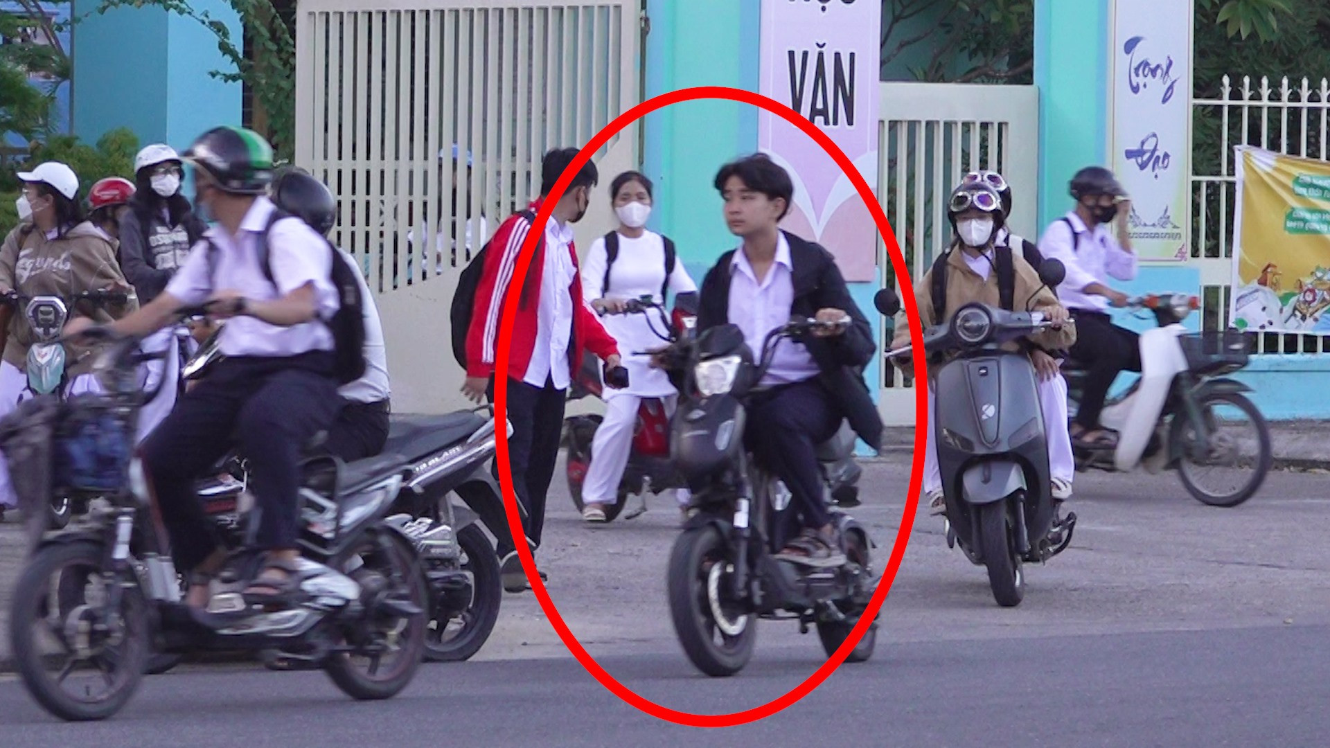 Học sinh đi xe đạp điện không đội mũ bảo hiểm. Ảnh: H.Q