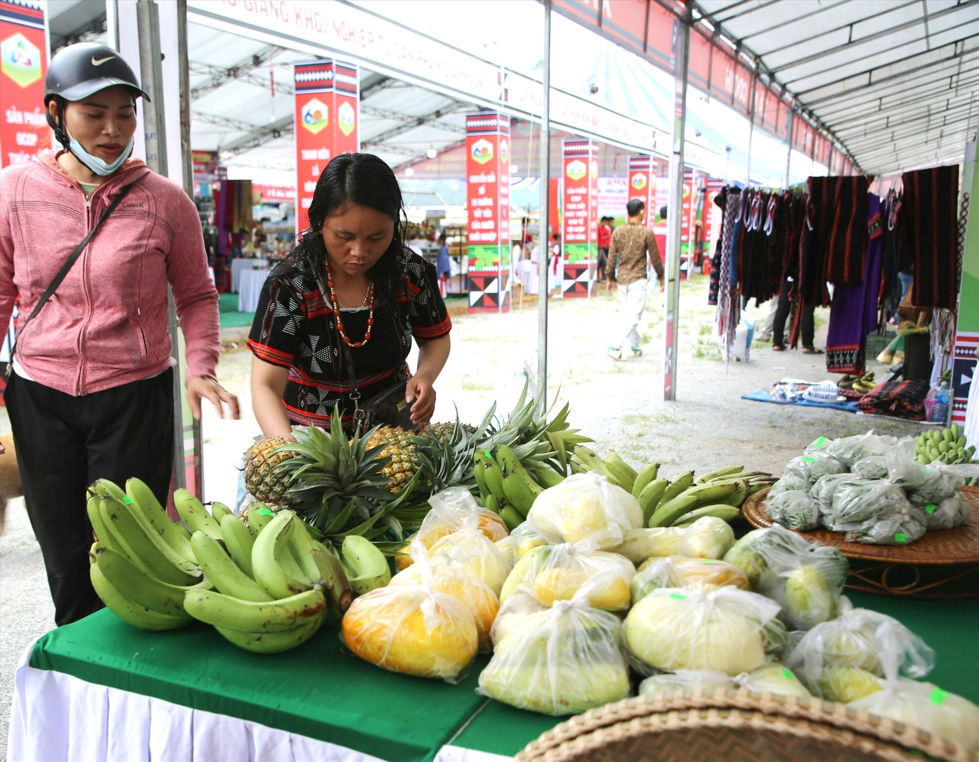 Sản phẩm nông nghiệp của người dân tham gia hội chợ triển lãm thành tựu 60 năm thành lập, 20 năm tái lập huyện Đông Giang. Ảnh: T.C.T