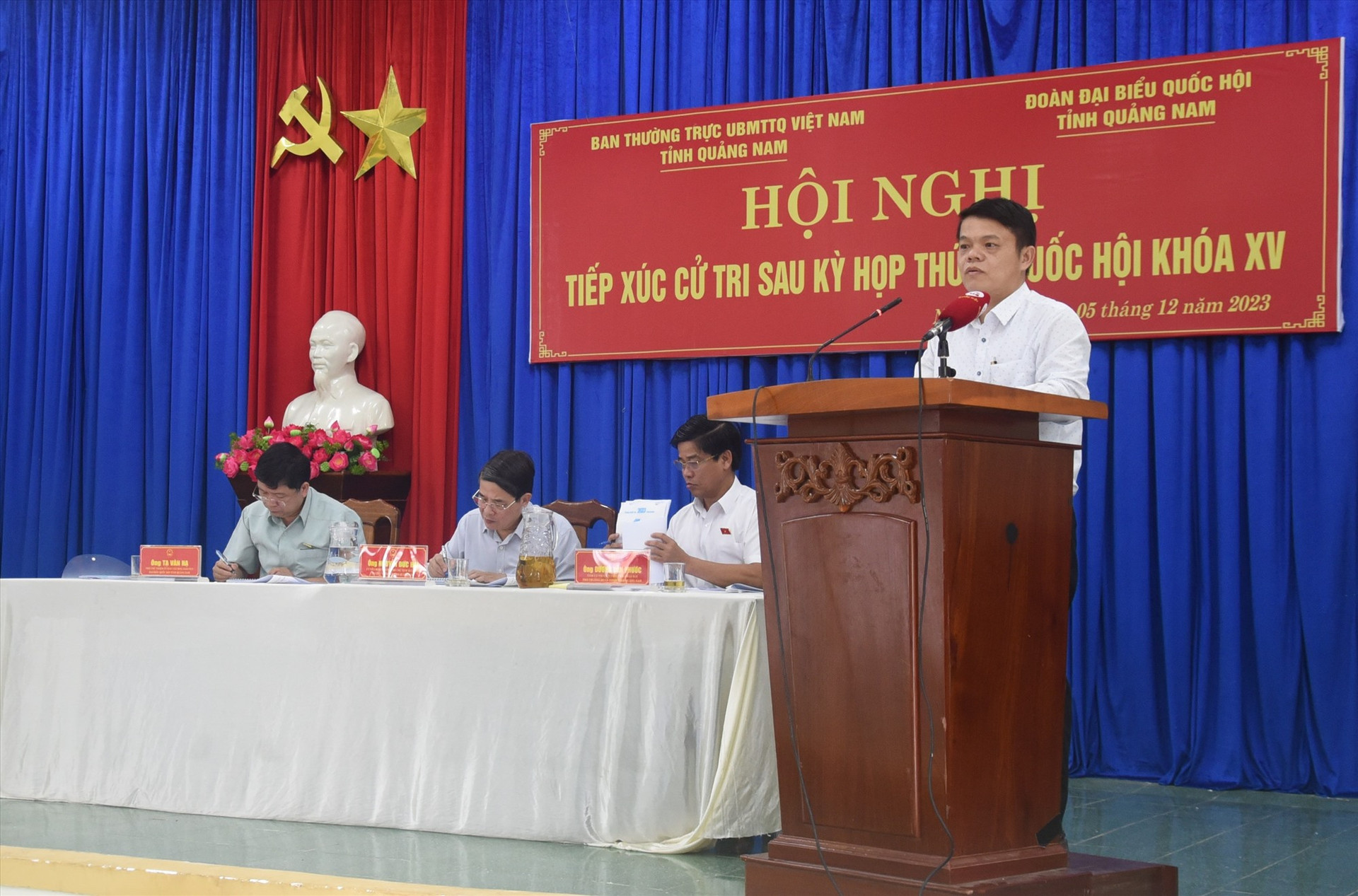 Ông Trương Văn Trung - Phó Chủ tịch UBND huyện Núi Thành giải đáp những ý kiến của cử tri. Ảnh: X.P