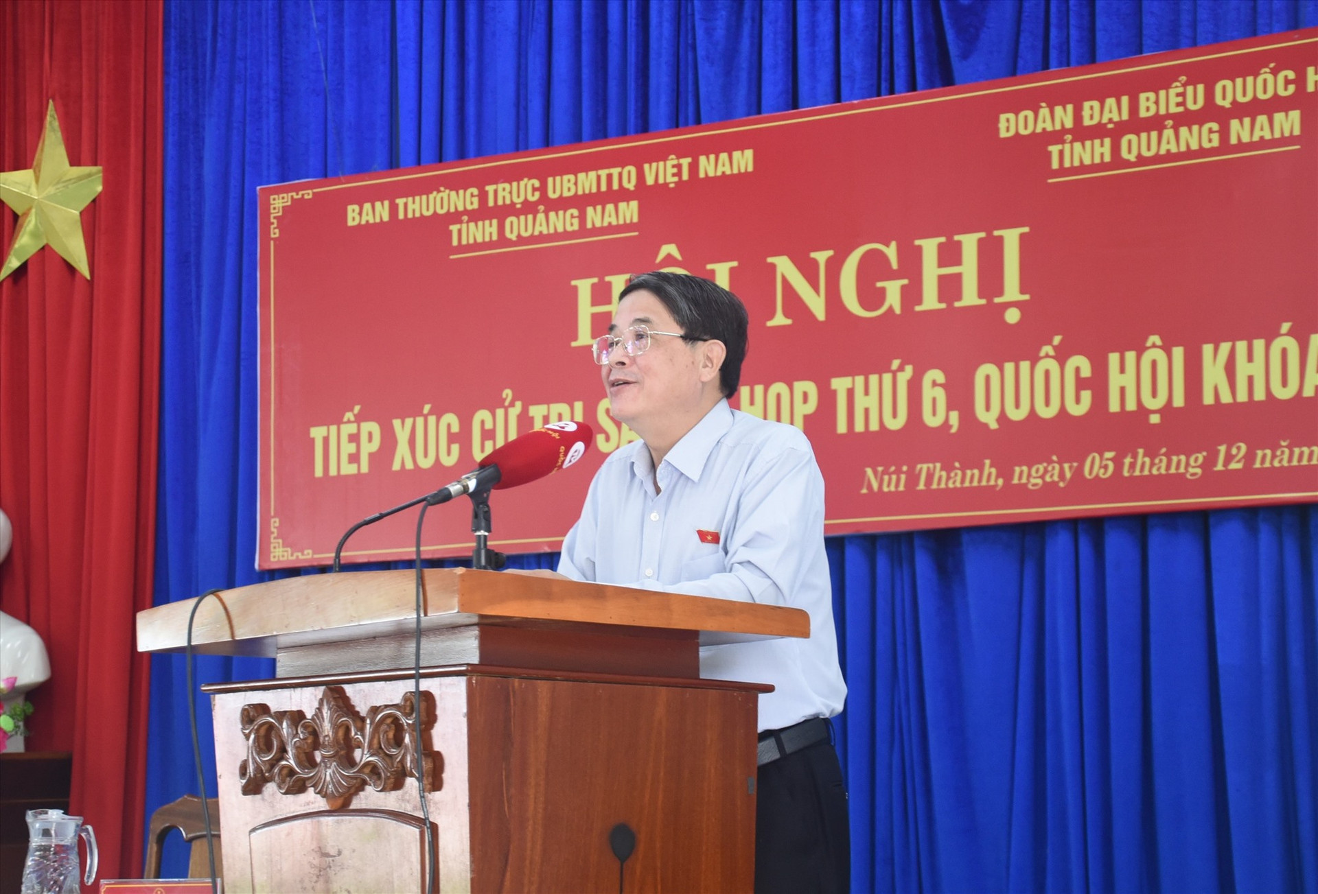 Phó Chủ tịch Quốc hội Nguyễn Đức Hải phát biểu tại hội nghị tiếp xúc cử tri huyện Núi Thành. Ảnh: X.P