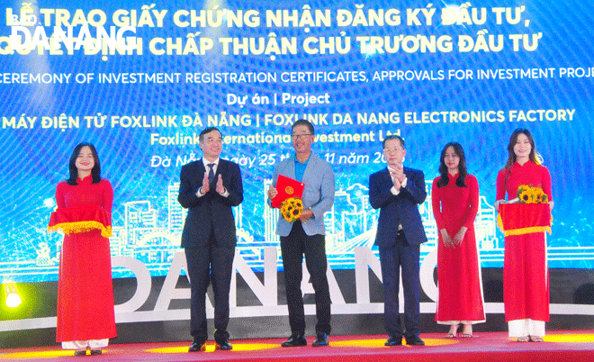 Lãnh đạo thành phố trao Giấy chứng nhận đăng ký đầu tư cho Dự án Nhà máy điện tử Foxlink Đà Nẵng của nhà đầu tư Foxlink International Investment Ltd. Ảnh: THÀNH LÂN