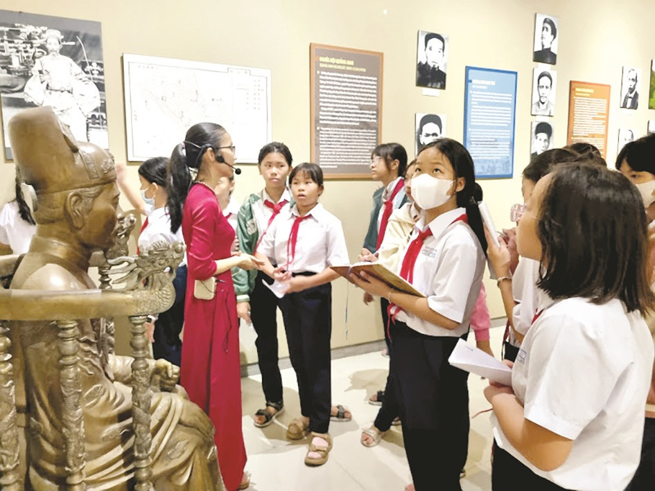 Học sinh tìm hiểu và ghi chép trong tiết học trải nghiệm ở Bảo tàng Quảng Nam. Ảnh: C.N