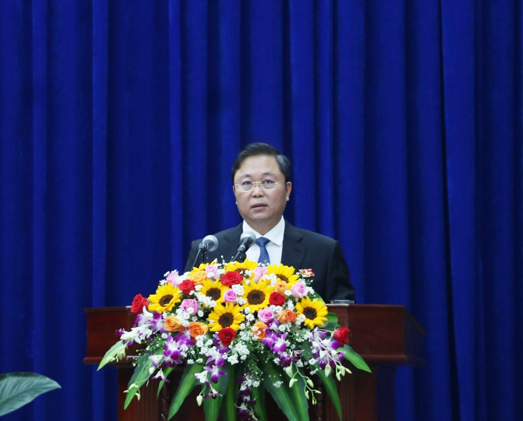 Chủ tịch UBND tỉnh Lê Trí Thanh trình bày báo cáo tình hình phát triển kinh tế - xã hội năm 2023. Ảnh: N.Đ