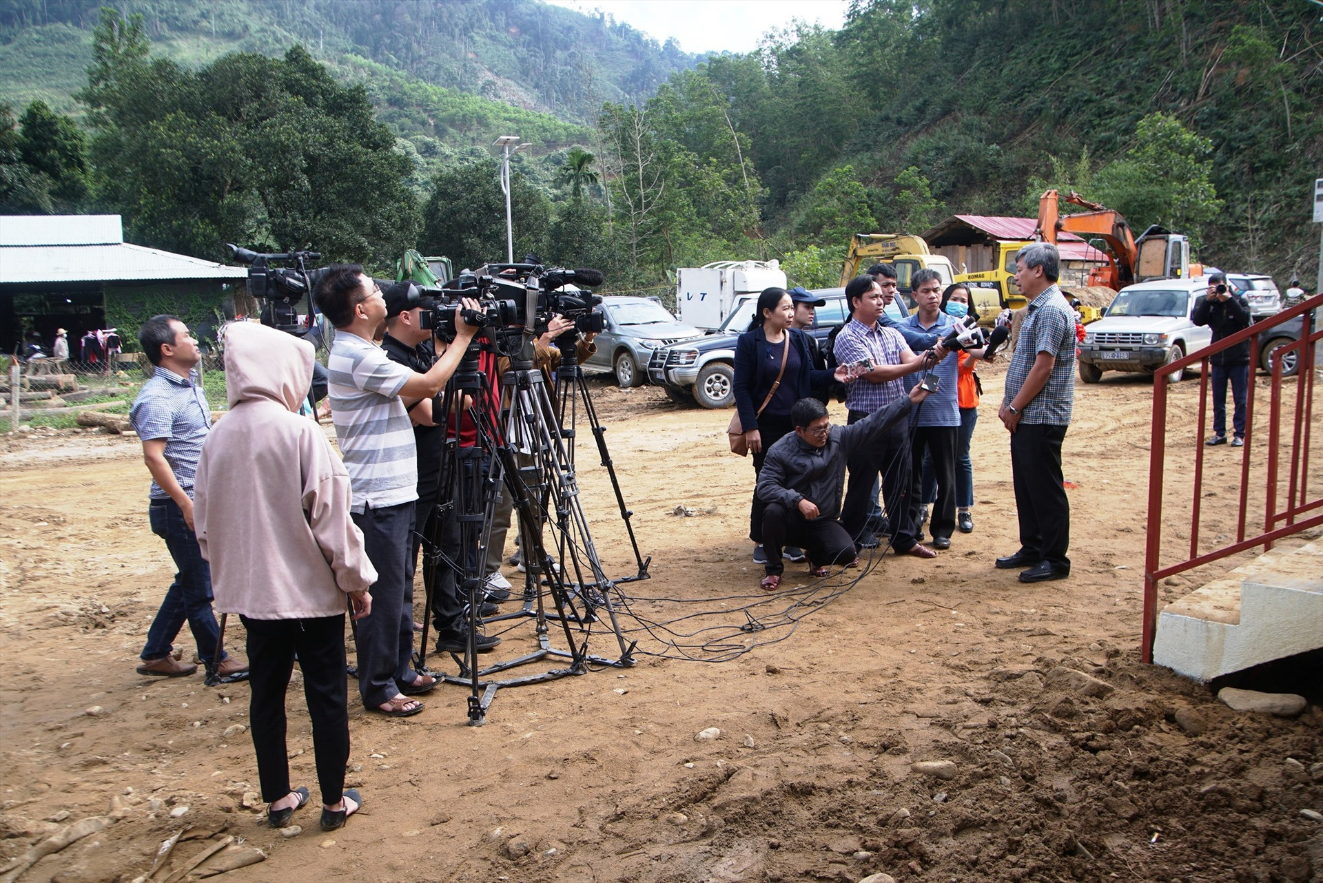 Phóng viên cơ quan thông tấn, báo chí sản xuất phóng sự tại làng Bằng La huyện Nam Trà My. Ảnh: HV