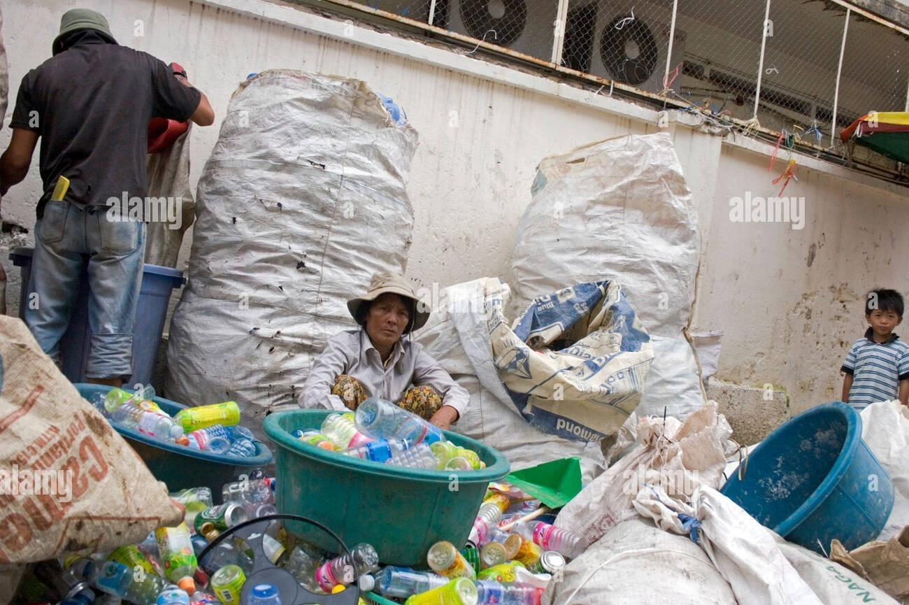 Thu gom vỏ chai nhựa tại Campuchia. Ảnh: Alamy