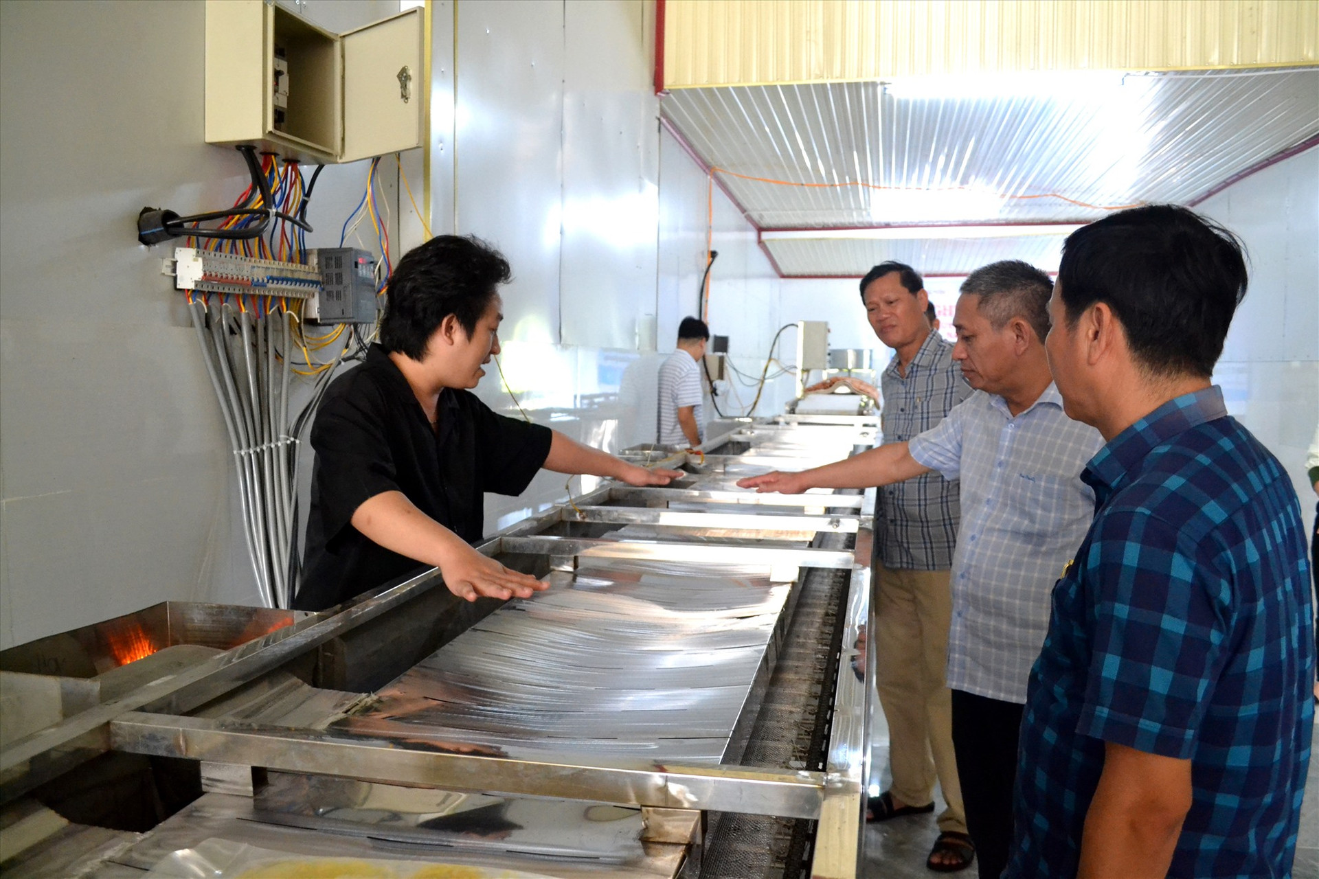 Máy móc, thiết bị tiên tiến trong sản xuất, sấy bánh tráng cuốn của HTX Dịch vụ nông nghiệp Hà Quang Minh. Ảnh: Q.VIỆT