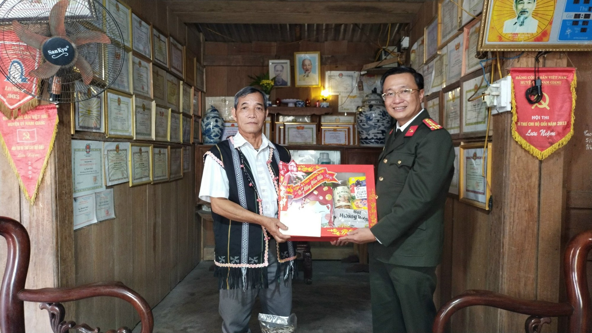 Đại tá Nguyễn Thành Long trong một lần thăm, tặng quà cho người có uy tín ở vùng cao Quảng Nam.