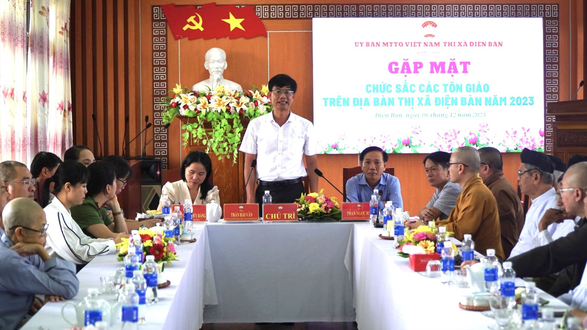 Lãnh đạo thị xã Điện Bàn chia sẻ với chức sắc các tôn giáo về tình hình kinh tế - xã hội trên địa bàn. Ảnh: P.H
