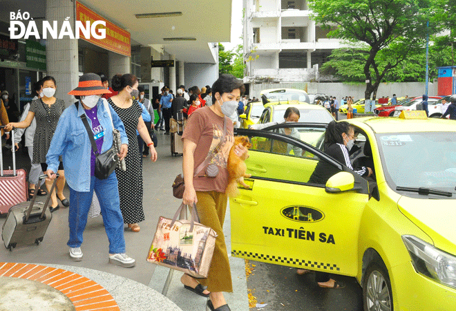 Hoạt động vận tải của thành phố vẫn tăng trưởng khá. Ảnh: THÀNH LÂN