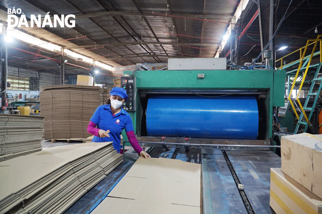 Công nhân sản xuất tại Công ty TNHH Sản xuất bao bì carton Hòa Bình (Khu công nghiệp Hòa Cầm, quận Cẩm Lệ). Ảnh: M.Q