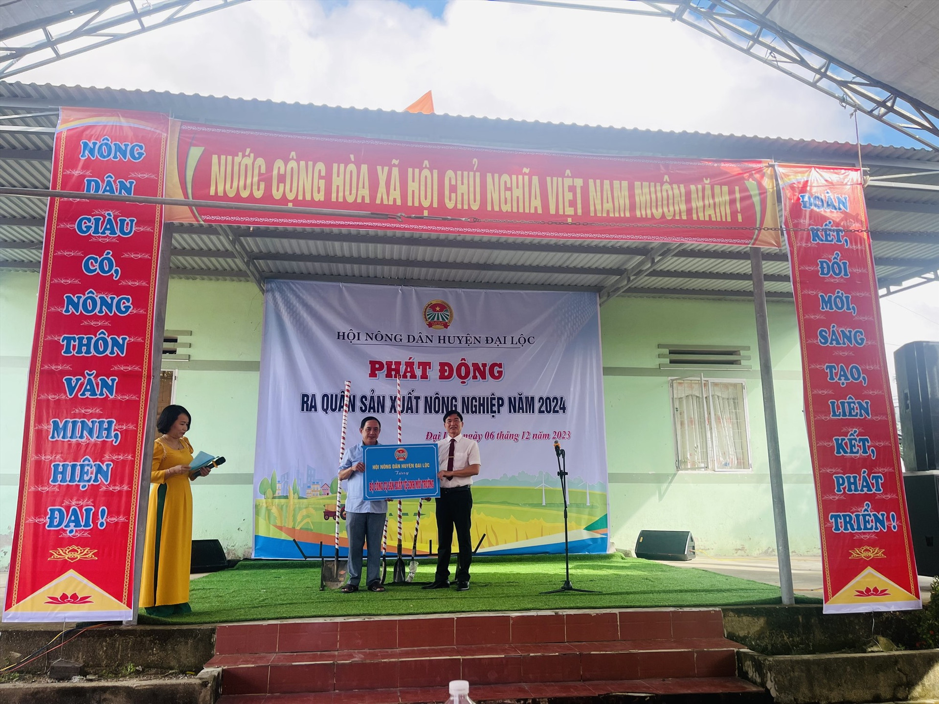 Hội Nông dân huyện trao tặng bộ dụng cụ sản xuất vệ sinh môi trường cho. Ảnh: N.DUY