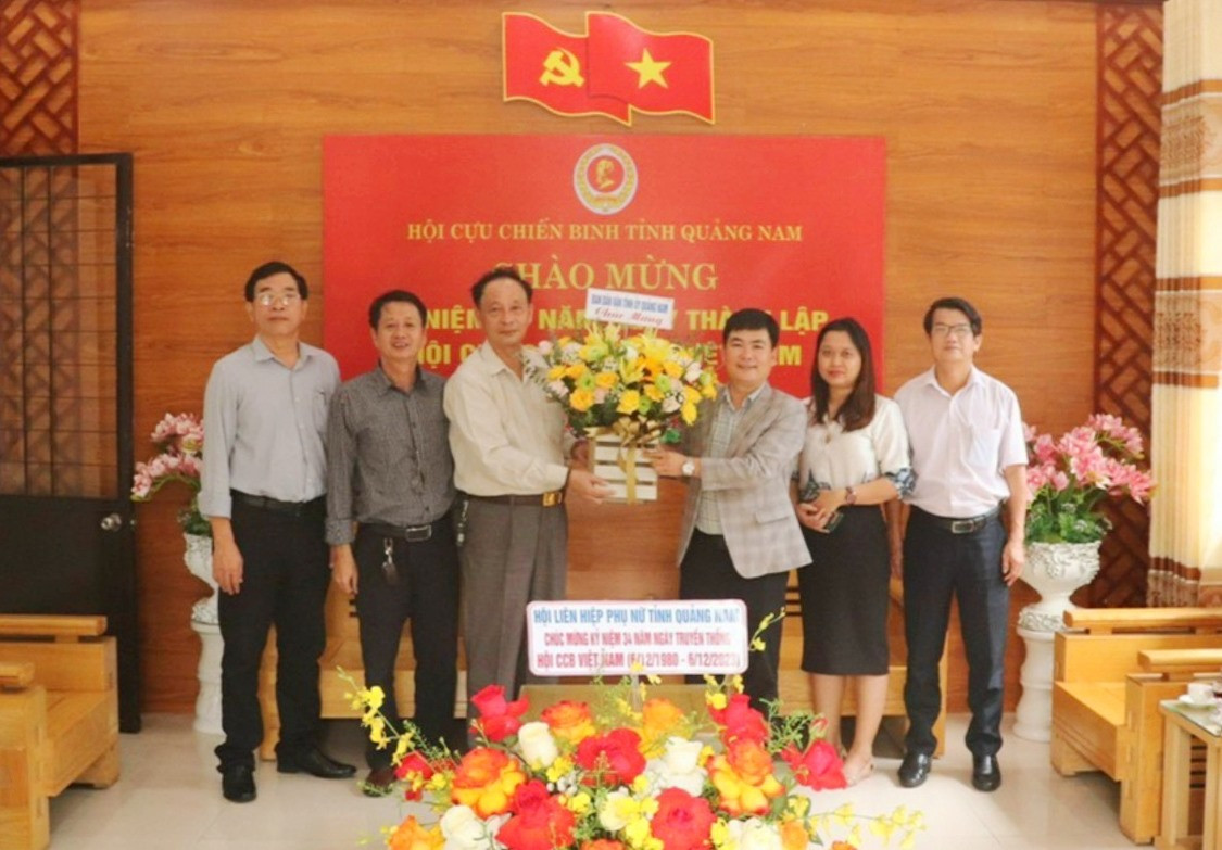 Chúc mừng Hội Cựu chiến binh tỉnh nhân kỷ niệm 34 năm ngày thành lập Hội Cựu chiến binh Việt Nam. Ảnh: Kiều Trang