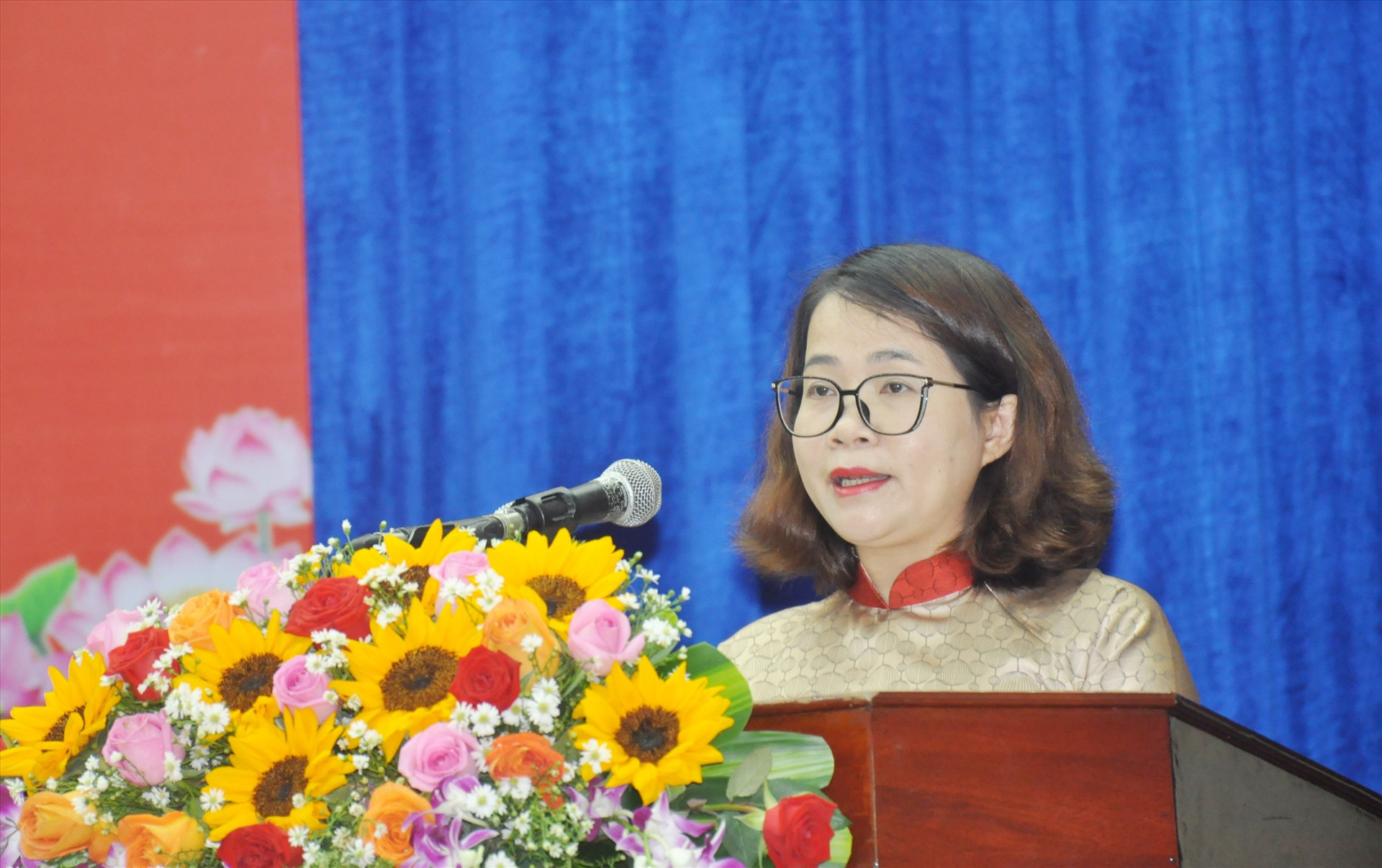 Thay mặt UBND tỉnh, Giám đốc Sở Nội vụ Trần Thị Kim Hoa trình bày tờ trình đề xuất mức hỗ trợ cho đối tượng nghỉ hưu trước tuổi, nghỉ việc ngay do sắp xếp đơn vị hành chính cấp xã, cấp huyện giai đoạn 2023 – 2025. Ảnh: N.Đ