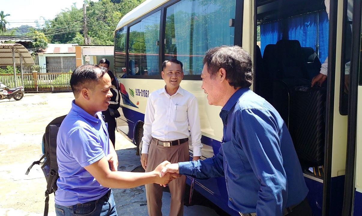 Lãnh đạo UBND huyện và ngành chức năng huyện Đông Giang động viên người dân đi xuất khẩu lao động tại Lào. Ảnh: C.T