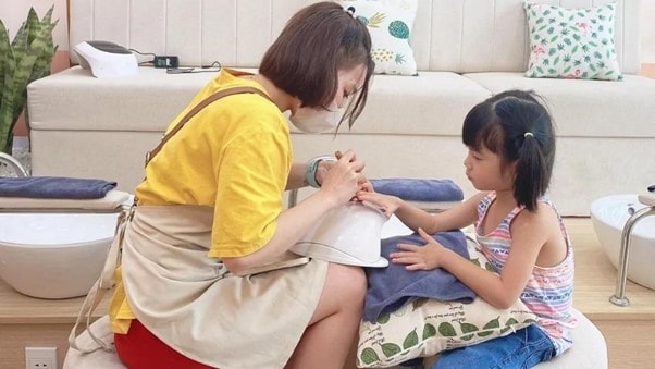 Tạp dề nails nên có thiết kế đơn giản, gọn gàng, giúp thợ nails dễ dàng di chuyển, thao tác