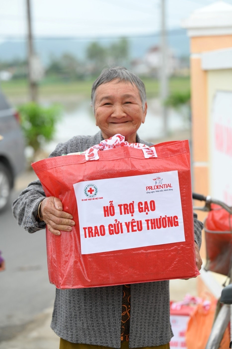 Chương trình “Hỗ trợ gạo – Trao gửi yêu thương” tặng nhu yếu phẩm cho bà con khó khăn.